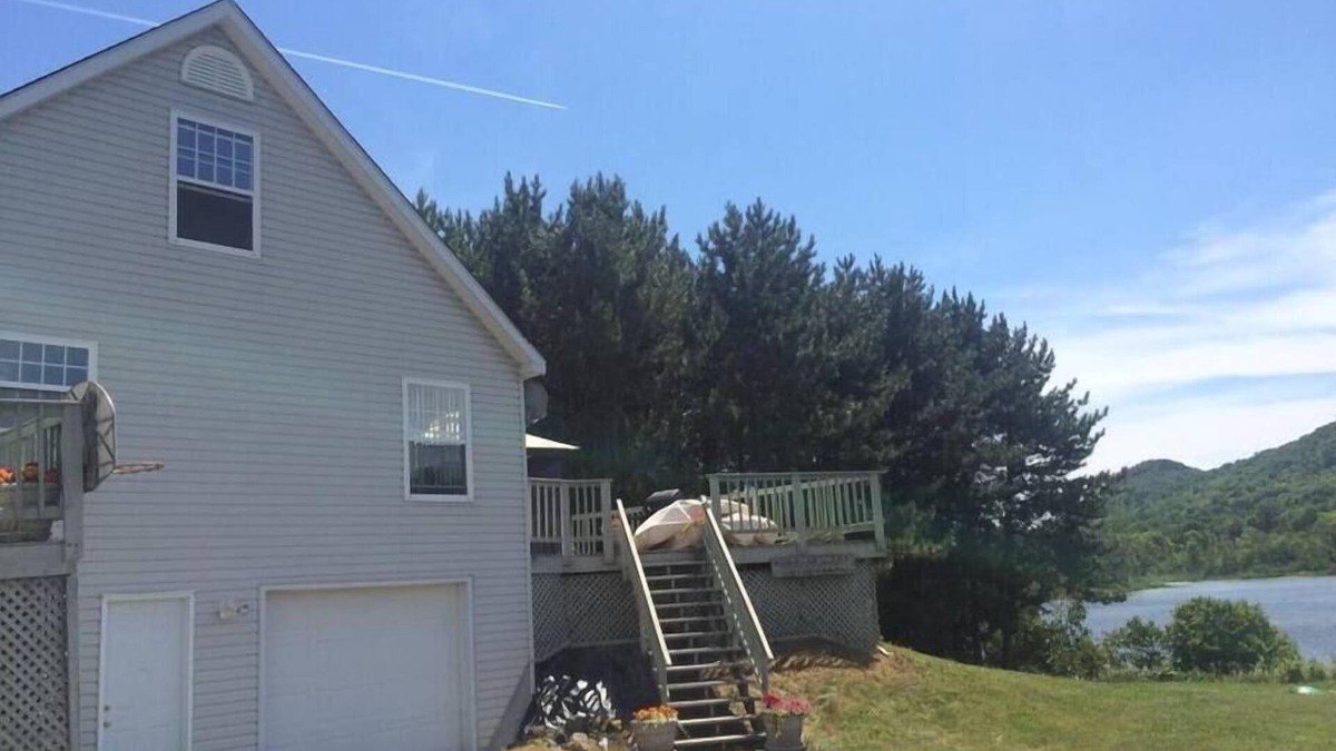 Presque Isle House | Lakeside Luxury, 4 bedrooms, 2 bath, sleeps 10. Outdoor Grill, Kayaks, Firepit.