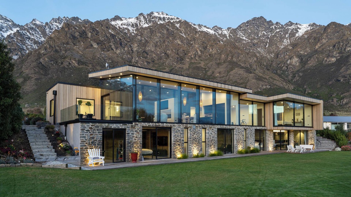 Kawarau Falls House | Lakeside Luxury & 5 Minutes to Remarkables Ski Field
