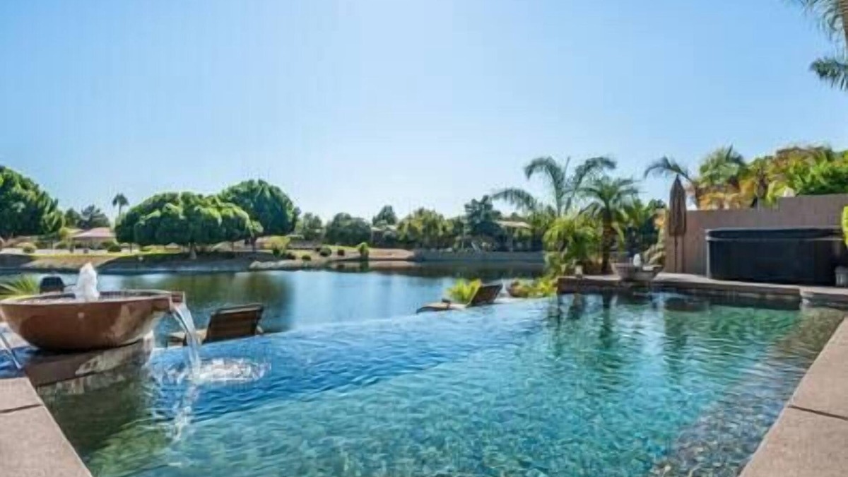Arrowhead Ranch House | LAKESIDE LUXURY & GOLF RESORT - Zero Edge Pool