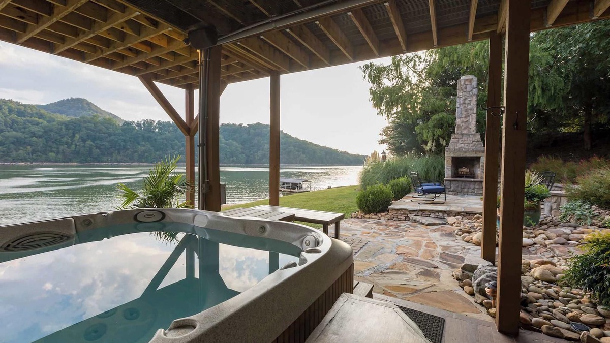 Mooresburg House | Lakeside Mountain Retreat in Mooresburg