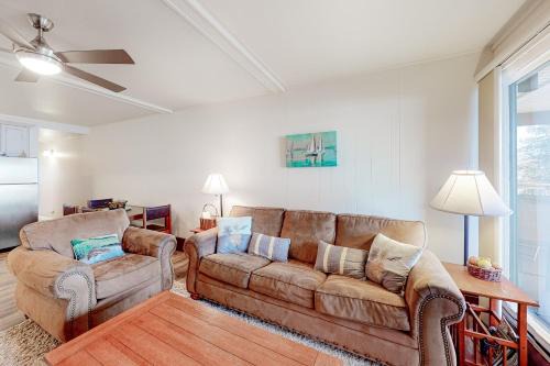 Dillon Apartment | Lakeside Mountain Retreat