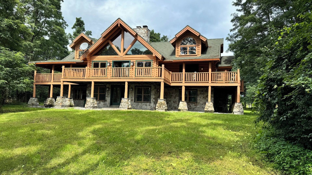 Moriah Center House | Lakeside- Mountain View Lodge on Lake Champlain in delightful Bridport