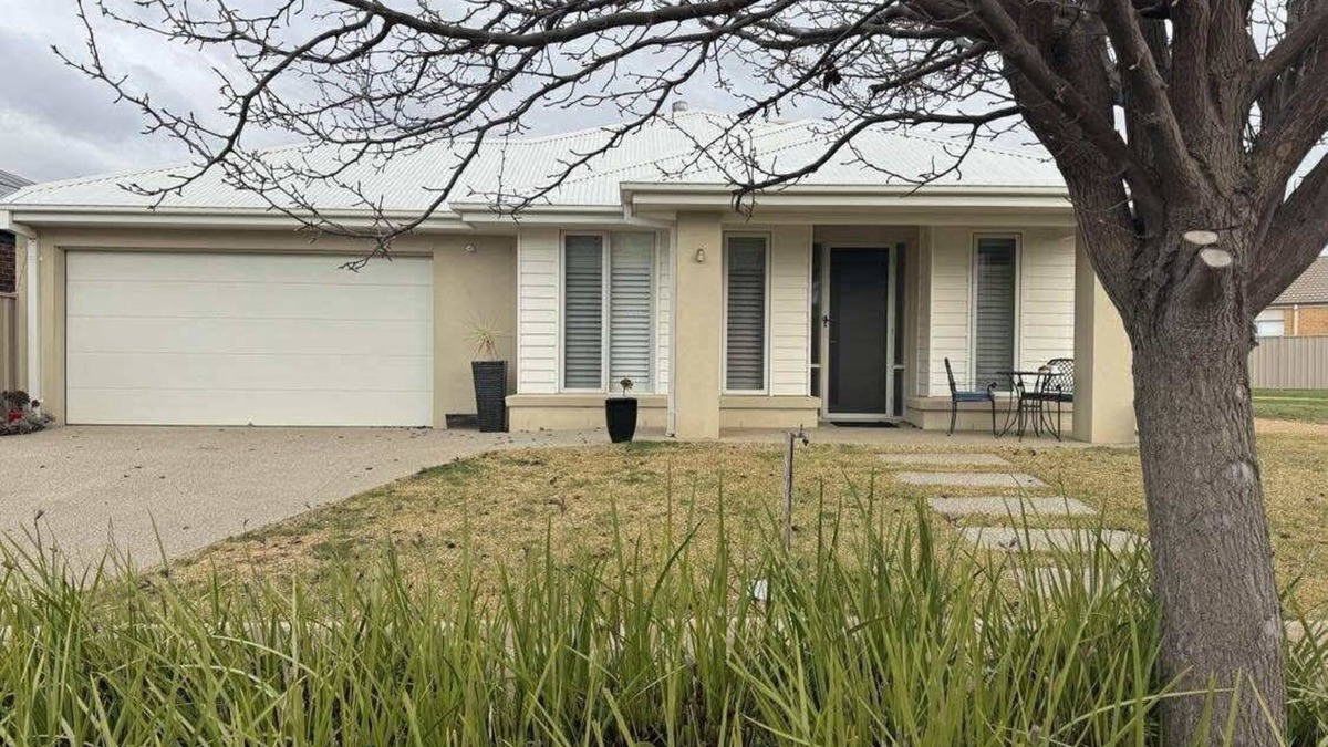 Nagambie House | Lakeside Nagambie: 4 BR, 2 BA in nagambie, Sleeps 8