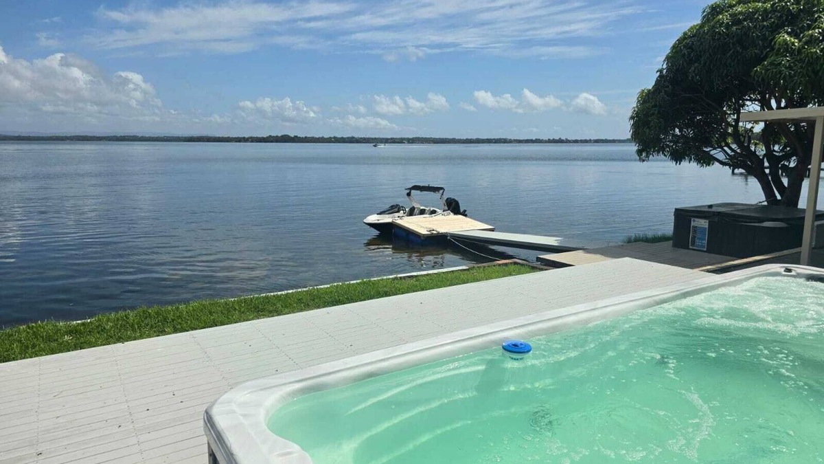 Toukley House | Lakeside Paradise - Absolute Waterfront Entire home in Toukley, Australia