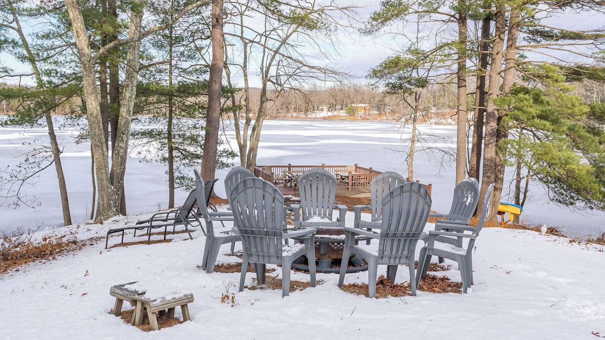 Pine Plains House | Lakeside Peninsula Escape