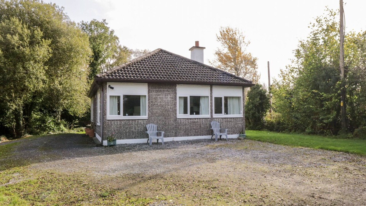 Ballinrobe Cottage | LAKESIDE, pet friendly, with open fire in Ballinrobe, County Mayo