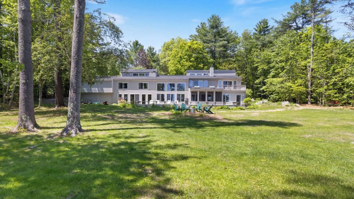 South Casco House | Lakeside & Pet-friendly 4 BR House in Raymond With AMAZING Yard and Private dock