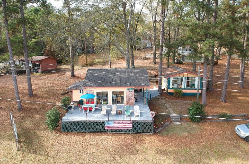 Pleasure Island House | Lakeside Pleasure Island Cabin with Deck and Gas Grill