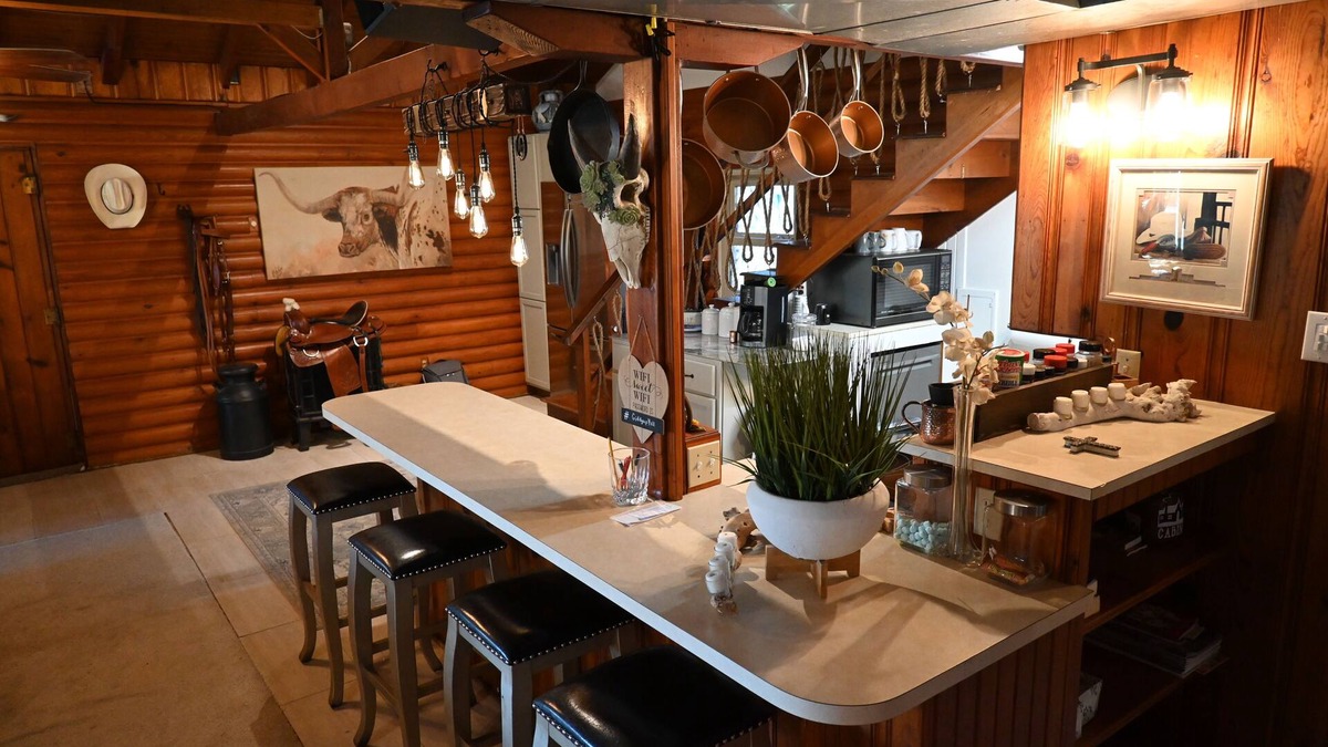 Fall River Cabin | Lakeside Ranch-Themed Loft Cabin w/Full Entertainment Patio!
