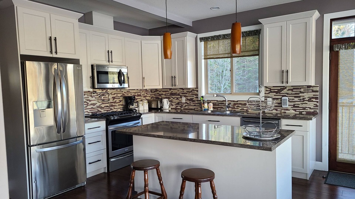 Pinantan Lake Cottage | Lakeside retreat for year-round fun, perfect for families and quiet getaways.