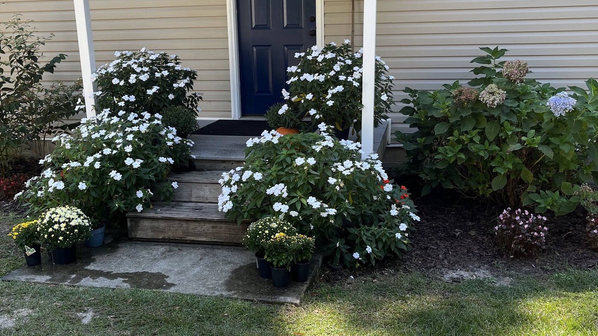 Abbeville House | Lakeside Retreat: Family Escape for Boating, Fishing, and Relaxation