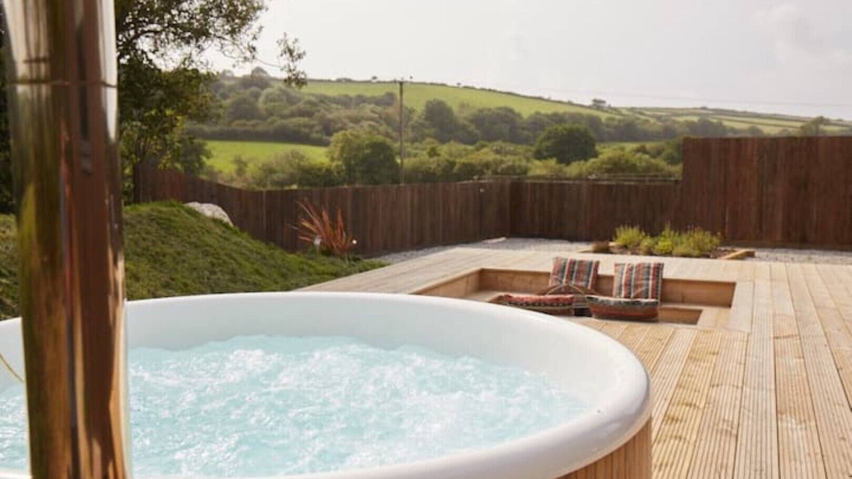 West Down House | Lakeside Retreat & Hot Tub, Woolacombe 3mls