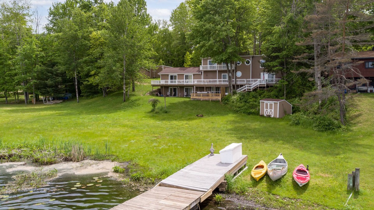 Reed City Cabin | Lakeside Retreat | Hot Tub, Kayak, Arcade, Pontoon