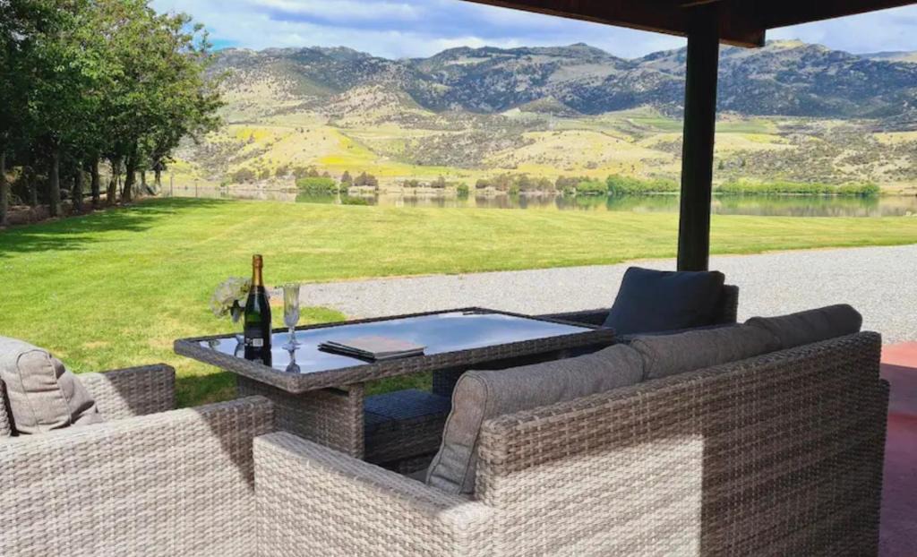 Mount Pisa House | Lakeside Retreat
