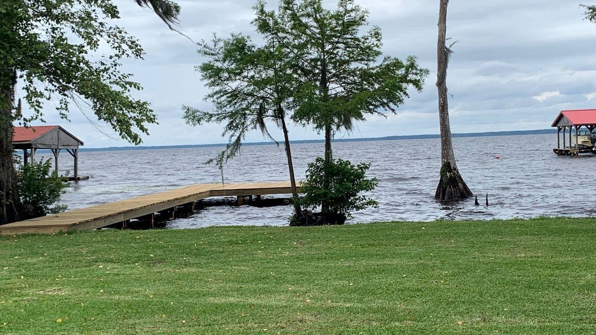 Lake Waccamaw House | Lakeside Retreat With Panoramic Views Like No Other
