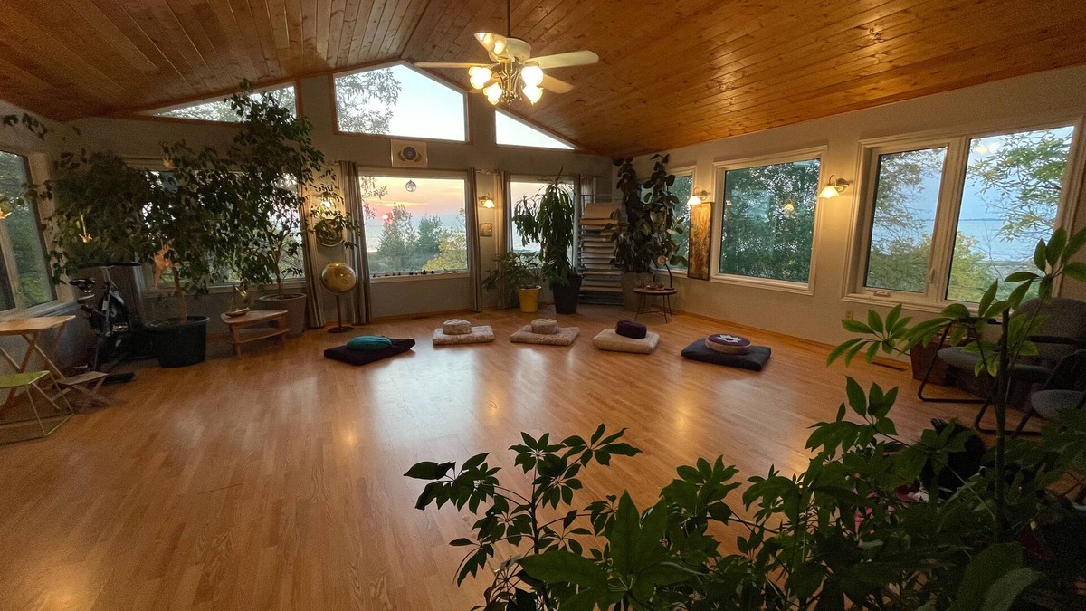 Saint Laurent House | Lakeside Retreat w/panoramic lake views, swim spa & Yoga/Meditation/Art studio