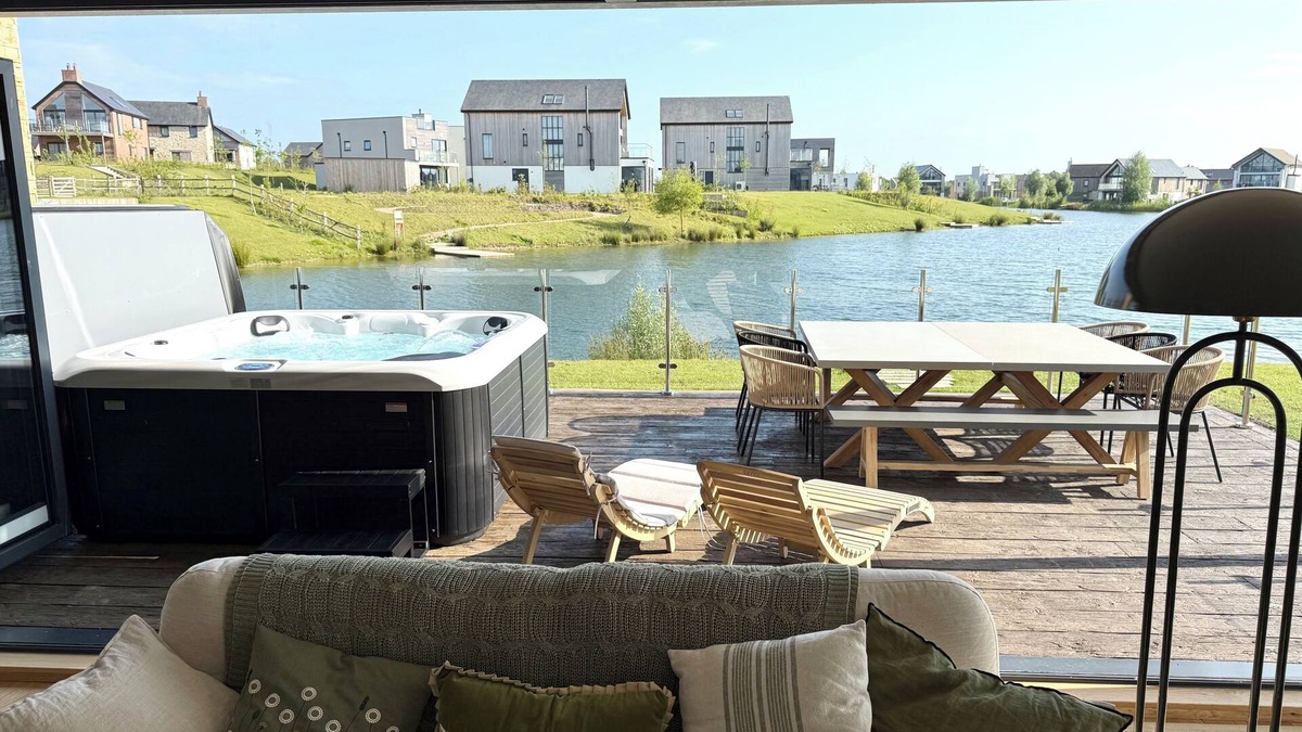 Holworth House | Lakeside retreat with hot tub, games room and on-site spa and pool