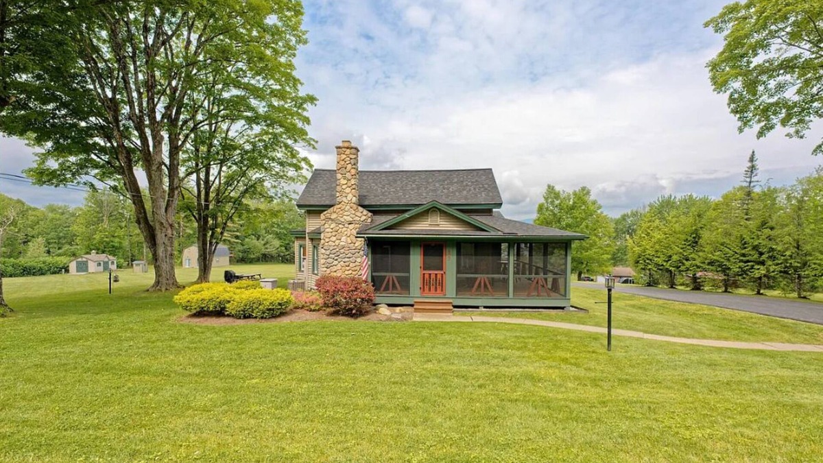 Broadalbin House | Lakeside Retreat with Guest Cottage on 5+ Acres
