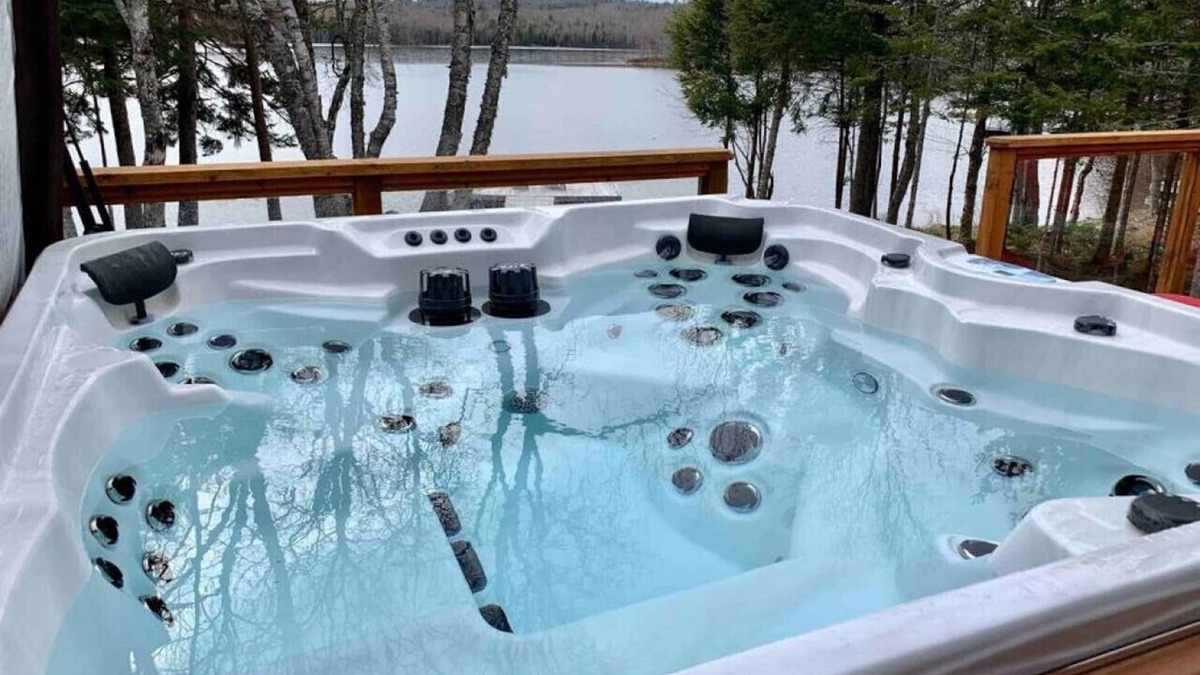 Smiths Corner House | Lakeside Retreat with Hot Tub
