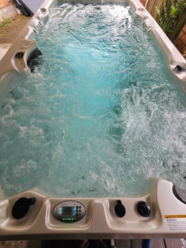 Frankton Apartment | Lakeside Retreat with Swim Spa