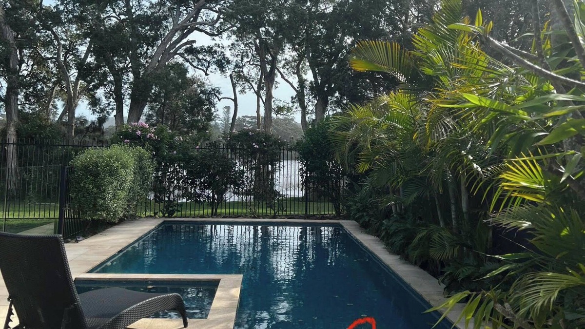 North Avoca Apartment | LAKESIDE RETREATnlevel 1 minute walk to beach nown pool