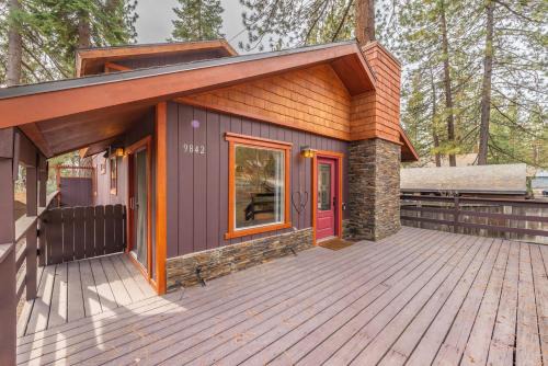 Brockway House | Lakeside Serenity Retreat