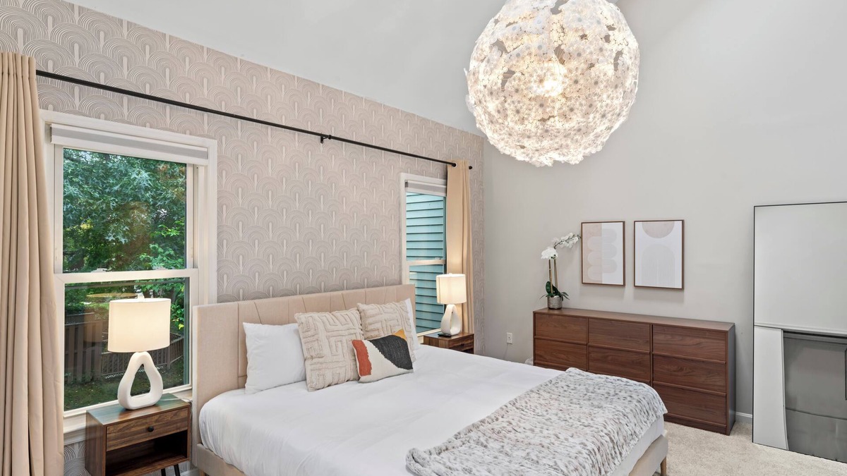 West Falls Church House | Lakeside Stay: Metro, INOVA, Dining &Shops Nearby