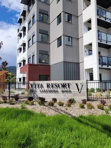 Vernon Apartment | Lakeside studio with pool