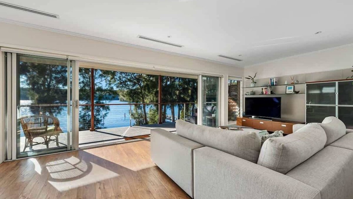 Kings Point House | Lakeside Summary: Thr
