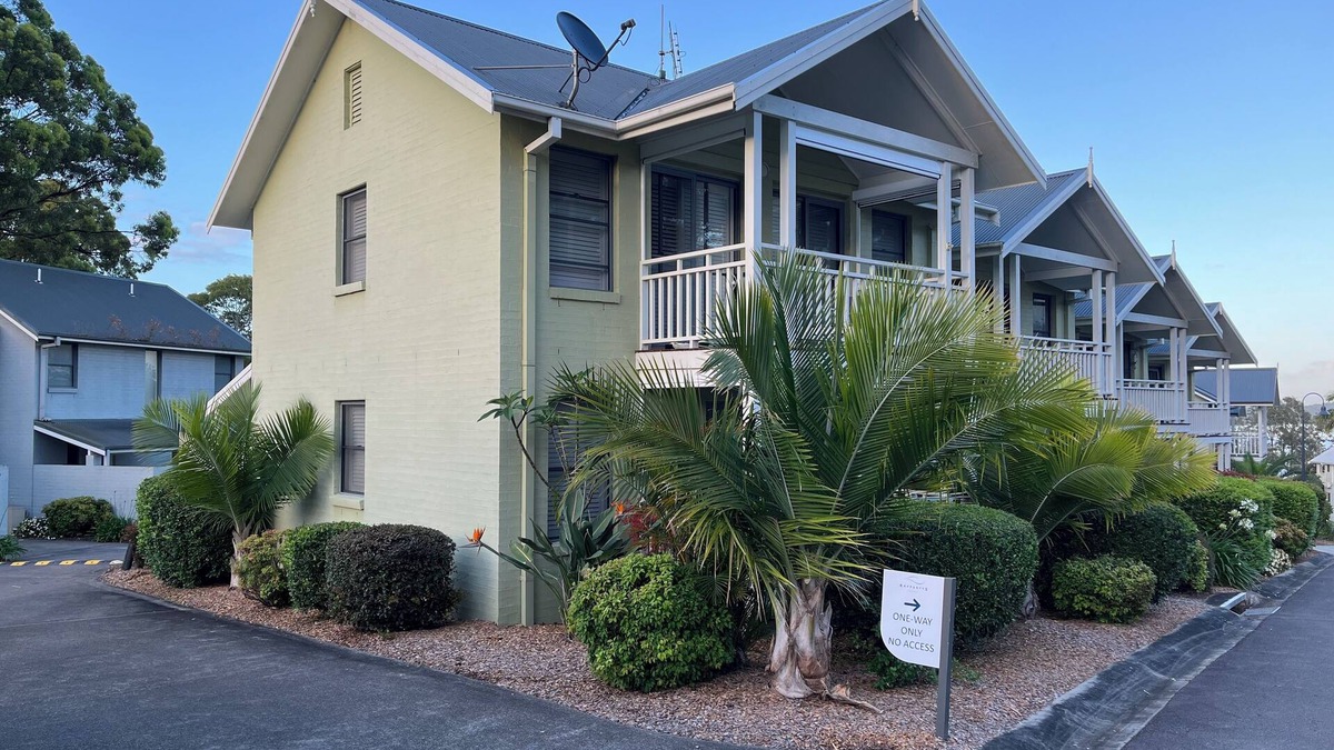 Cams Wharf House | Lakeside Terrace Plus Raffertys Resort a Four Star Apt.