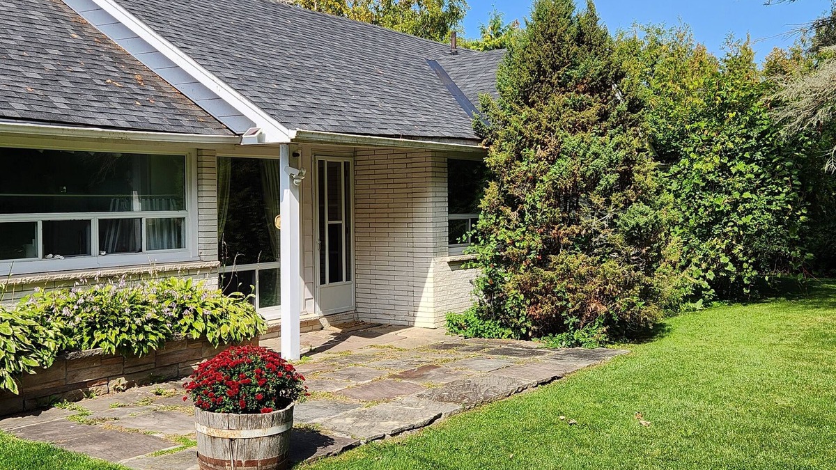 Brock Cottage | Lakeside Tranquility - City Amenities