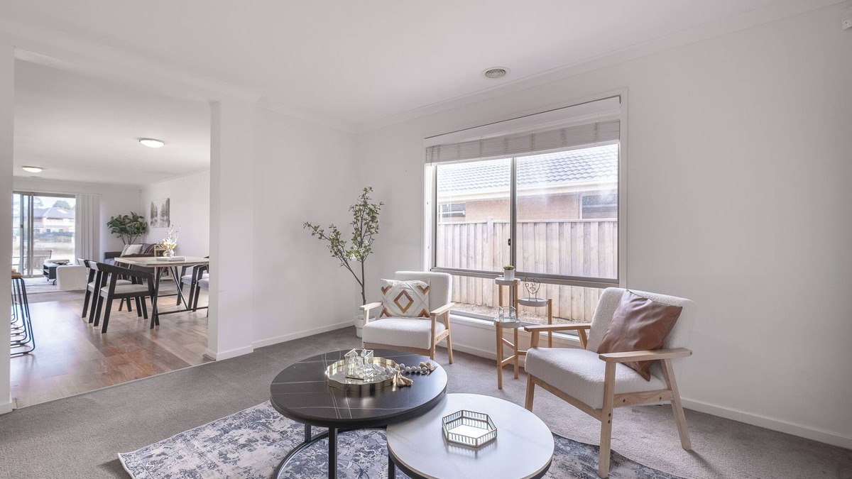 Sanctuary Lakes House | Lakeside view 4BR2BA house in Point Cook Parking
