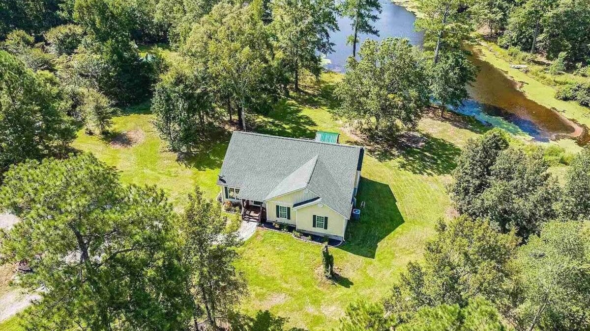 Harlem House | Lakeside Villa Retreat 5-Bedroom Oasis with 6 TVs, 3-Acres of Waterfront, Fishin