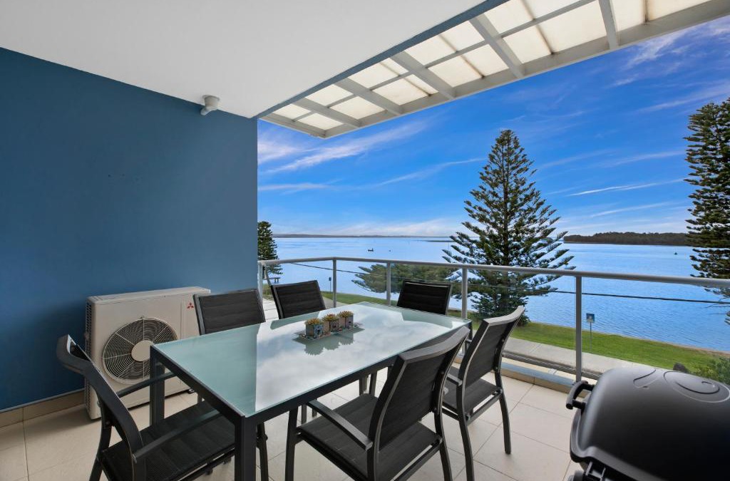 The Entrance Apartment | Lakeside Waterfront Apartment The Entrance