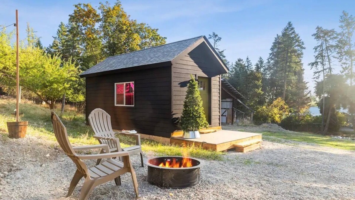 Lakeside Cottage | Lakeside’s Cozy Tiny House Escape - Walk to Beach & Downtown - Pet-Friendly