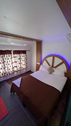Khattalwada Boat Rental | Lakestar cruise