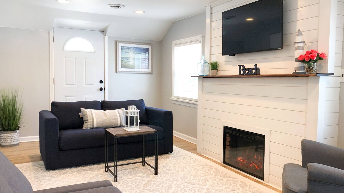 Olcott House | LAKETOWN COTTAGE: 3 bed, New Kitchen, LARGE yard; seconds from the lake & park!