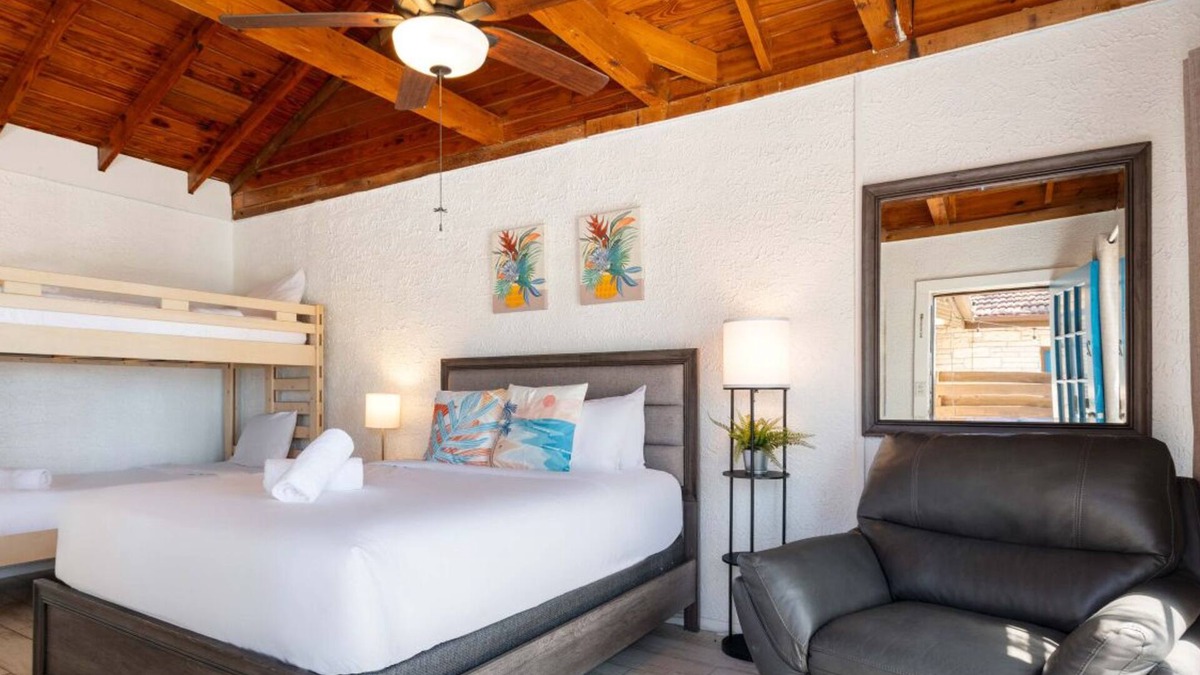 Volente Cabin | LakeTravis Bungalow 2
