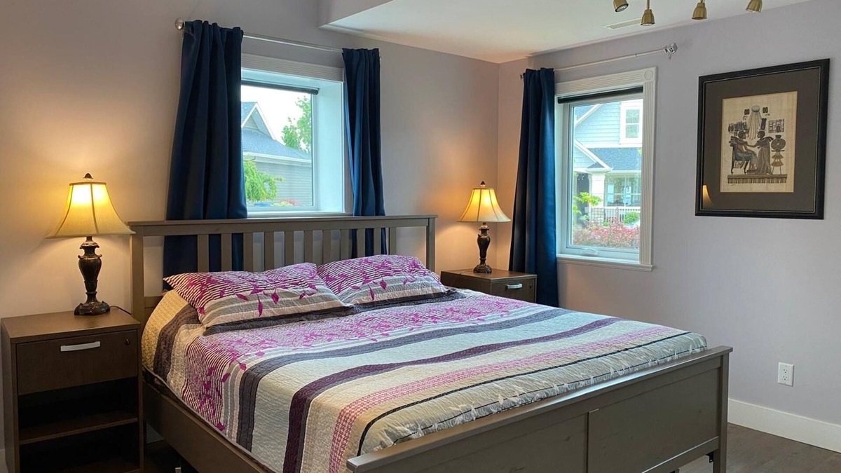 Southwest Mission House | Lakeview 2-bedroom private suite with AC, WiFi in wonderful Kelowna