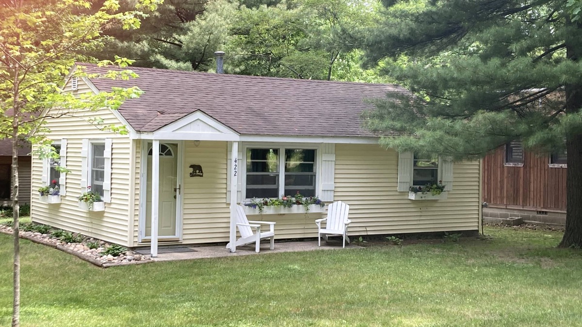 Higgins Lake House | Lakeview! 2 block walk to township beach, park and dock! Clean