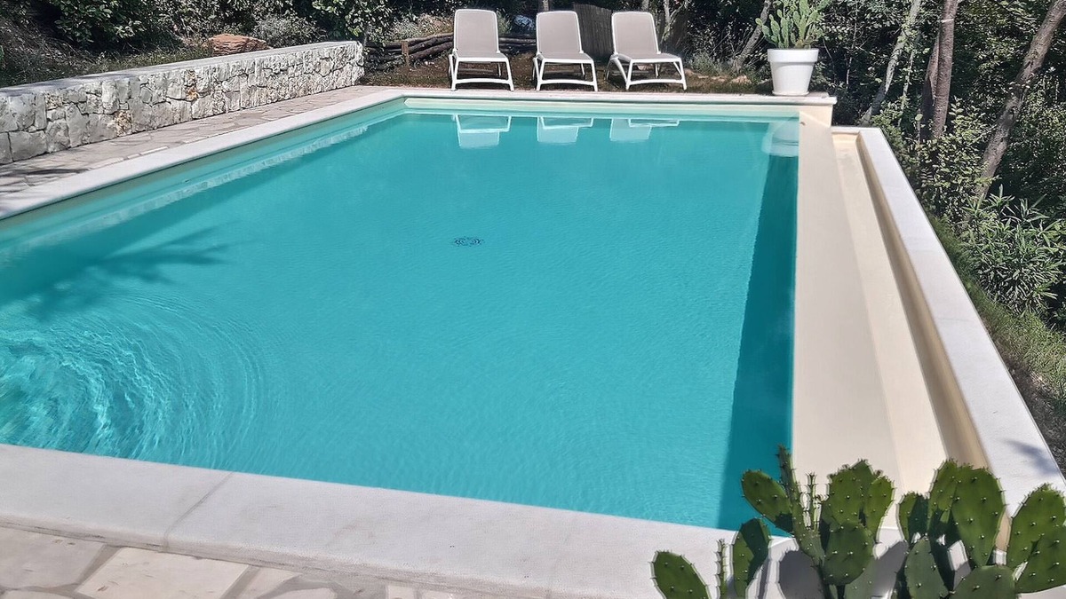 Arias Apartment | lakeview and modern saltwater pool
