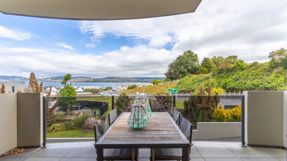 Waipahihi Apartment | Lakeview Apartment - Modern, Entertain, Work