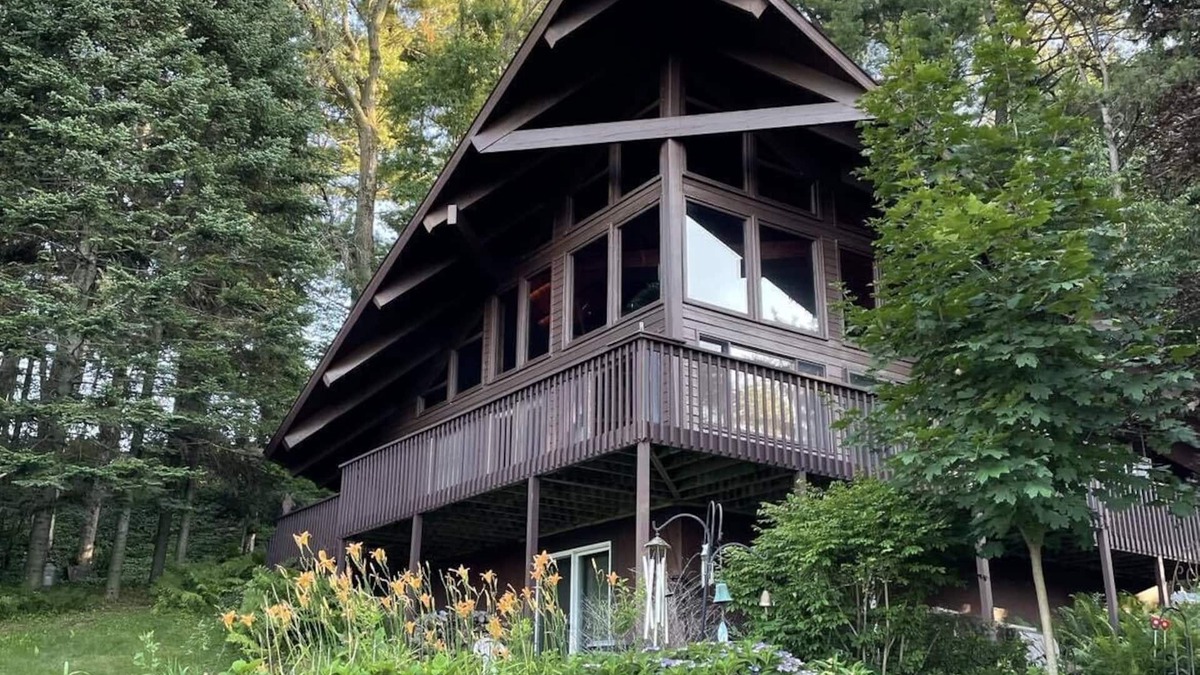 Merrimac Cabin | Lakeview Cabin > Unique Mid-Century Tucked in Bluff
