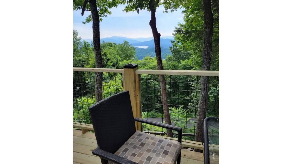 Young Harris Cabin | Lakeview Cabin with hot tub