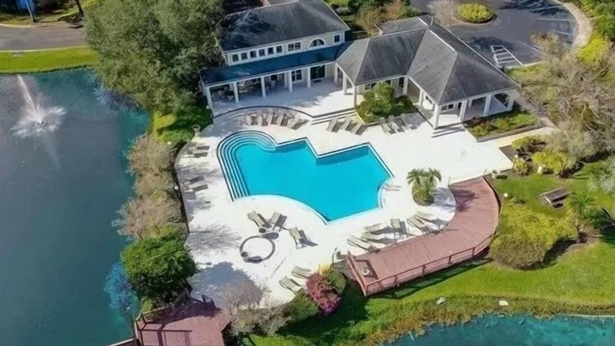 Carrollwood Condo | Lakeview Condo in Gated Community