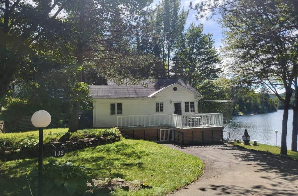 Val-des-Bois Ski Chalet | Lakeview cottage