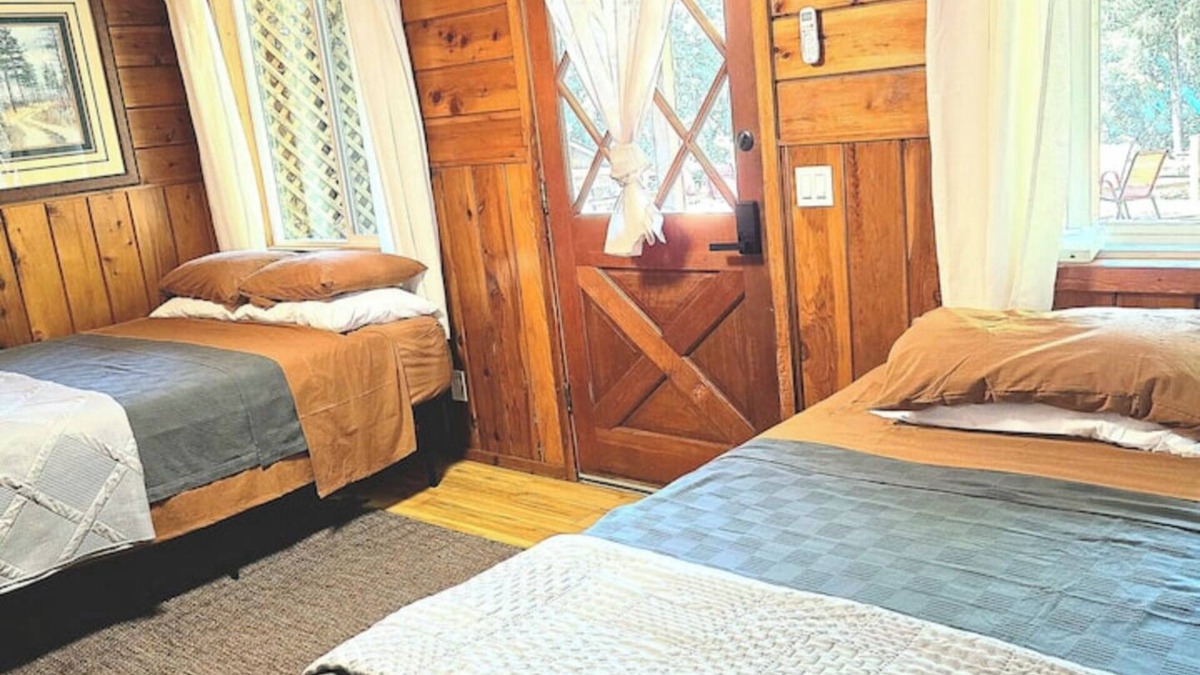Cedar Ridge Cabin | Lakeview Country Cabin ~ Studio w/2 Queen Beds