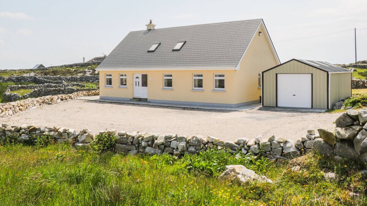 Wild Atlantic Way Cottage | LAKEVIEW, family friendly in Lettermore, County Galway