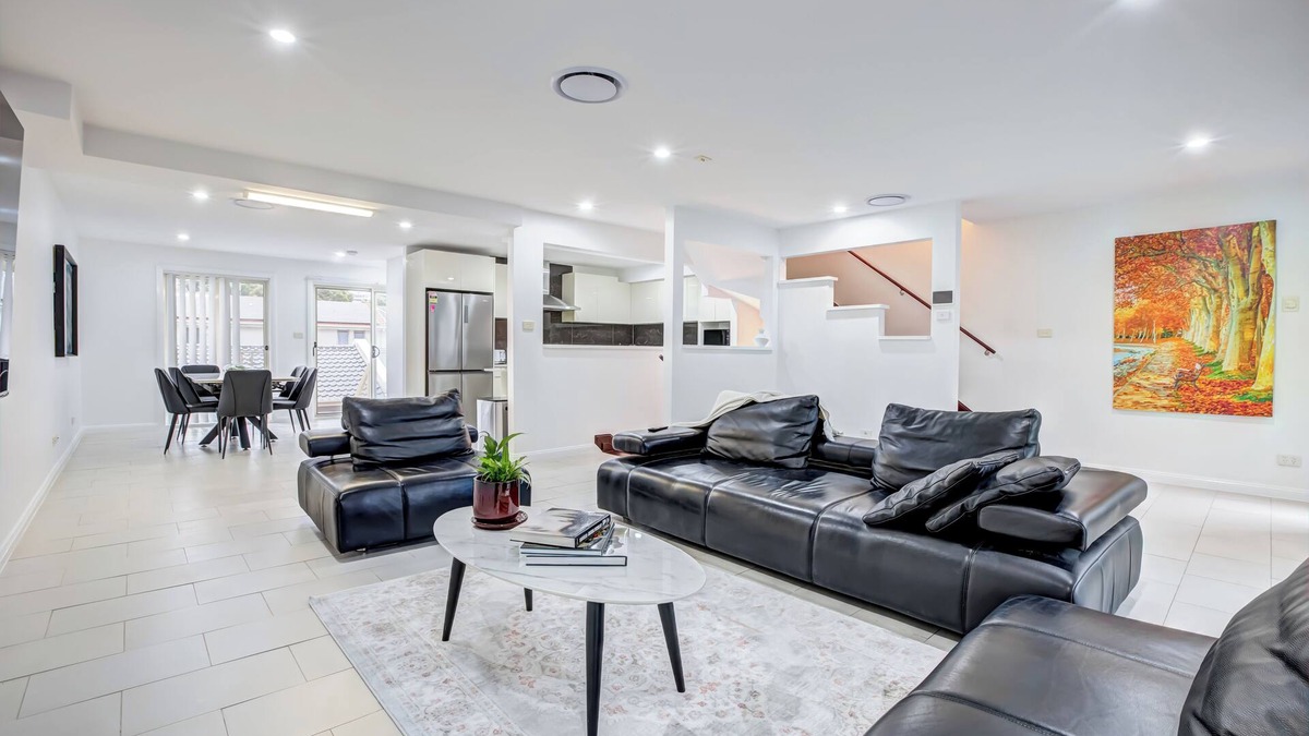 Amaroo House | Lakeview Family Retreat: Canberra-Cozy Townhouse!