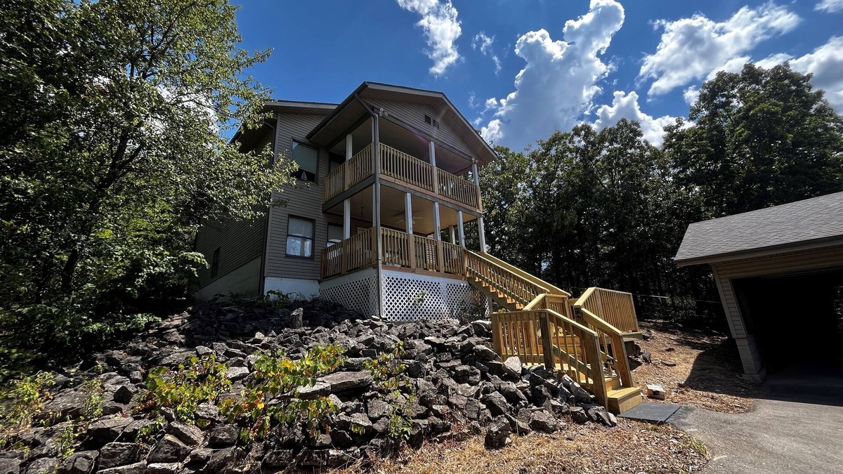 Hollister House | Lakeview Family Retreat | Near Branson & Big Cedar